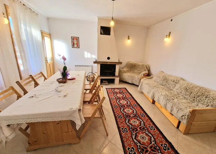 The House Διαμέρισμα